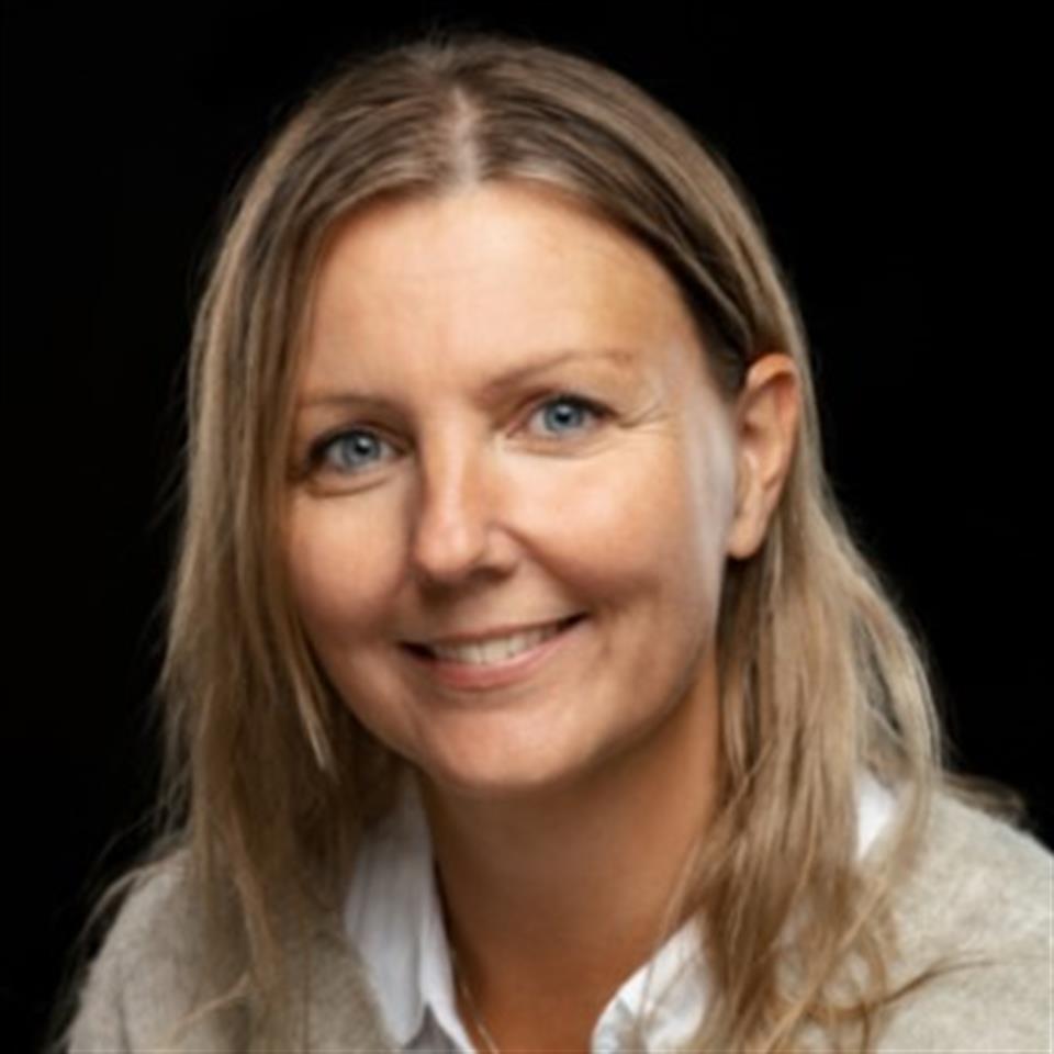 Et nærbilde av en kvinne som smiler