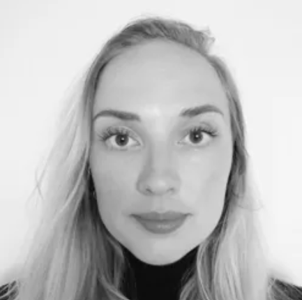 En kvinne med langt hår