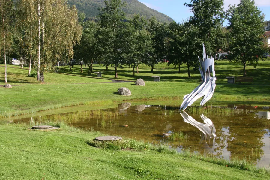 Ein skulptur i ein dam