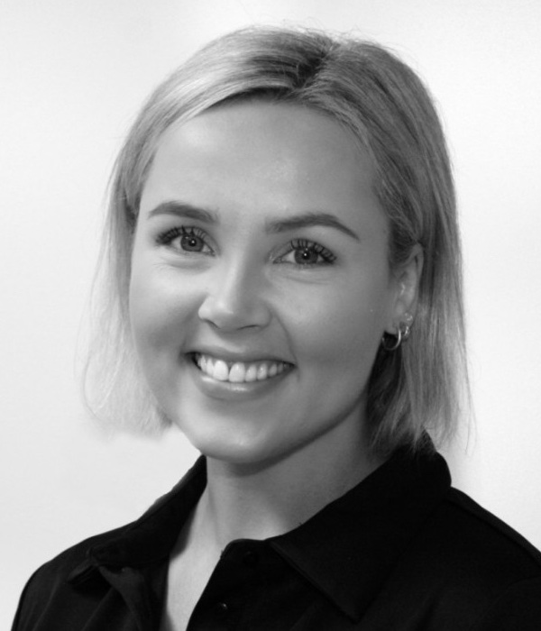 En kvinne som smiler til kameraet