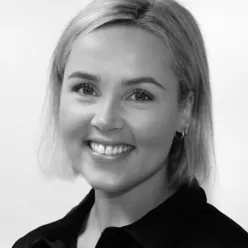 En kvinne som smiler til kameraet