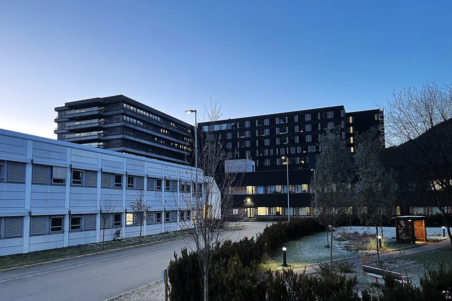 En bygning med parkeringsplass