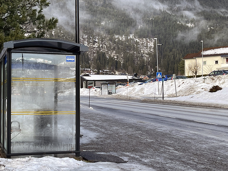 Busshaldeplassen ved Førde sentralsjukehus ein vinterdag
