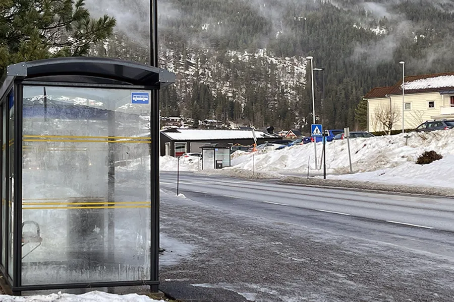 Busshaldeplassen ved Førde sentralsjukehus ein vinterdag