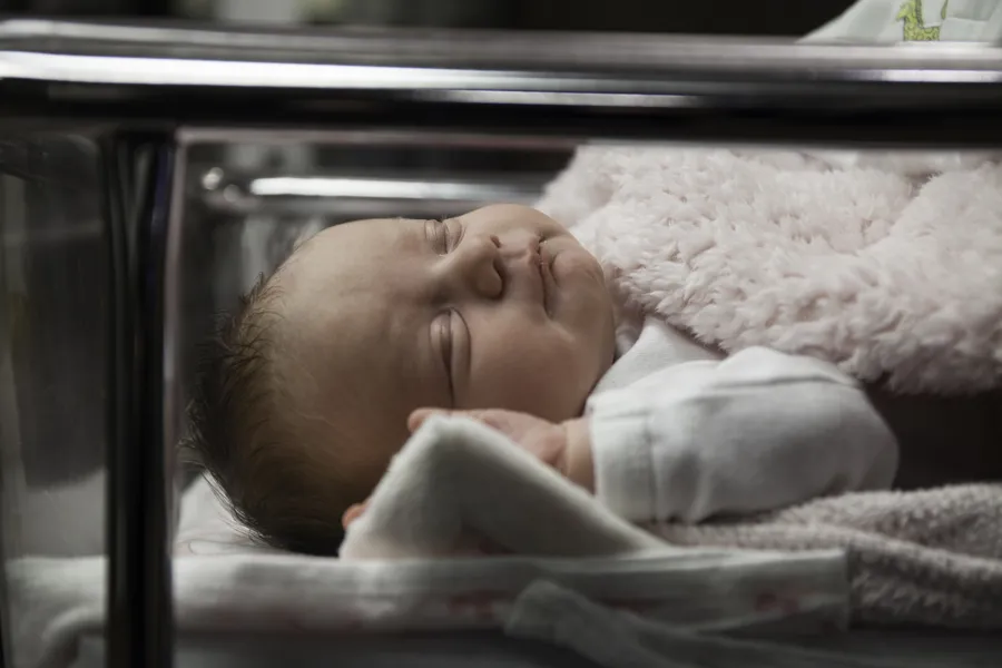 Nyfødt baby i ei babyseng på sjukehuset