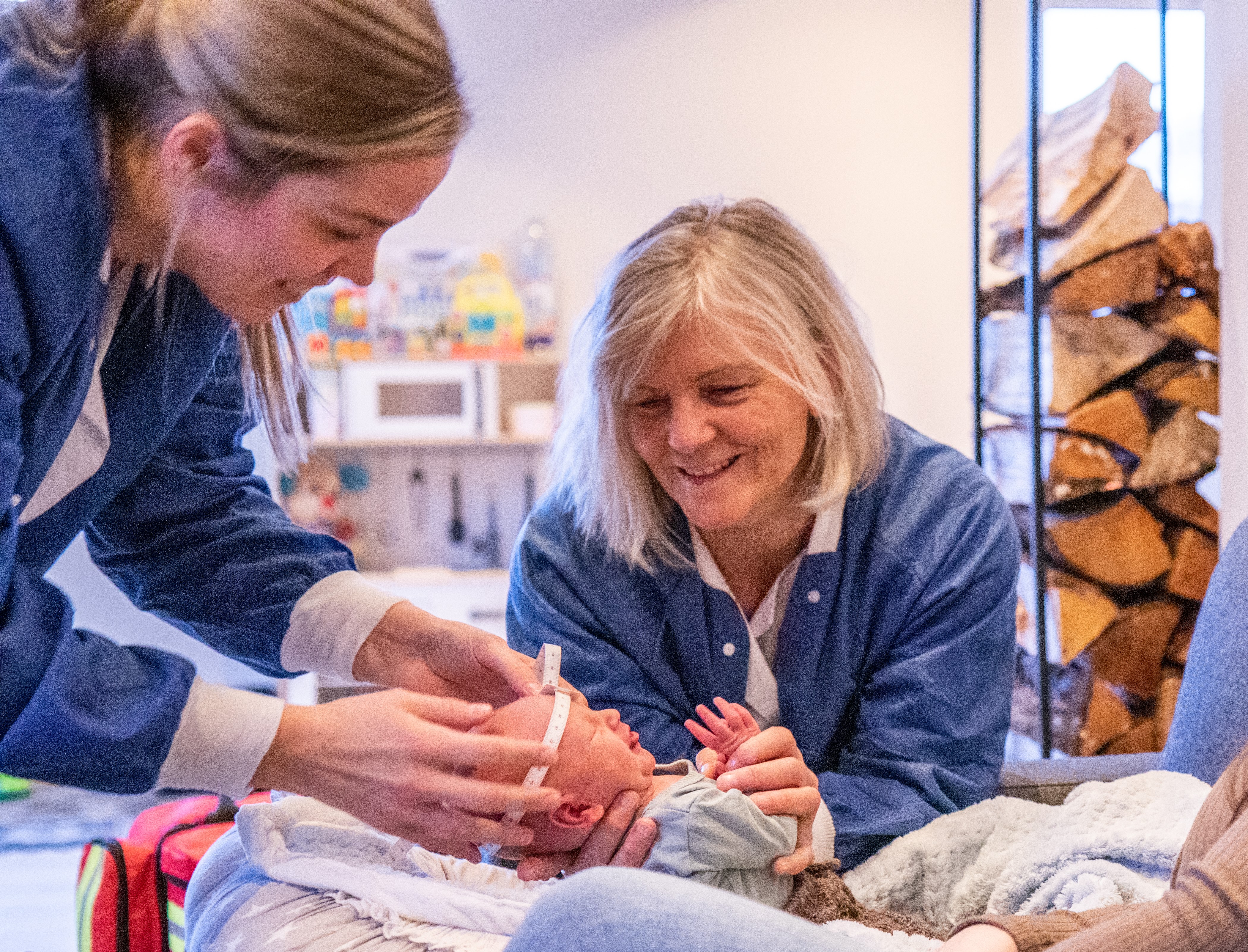 Helsepersonell som måler hodeomkrinsen på en baby