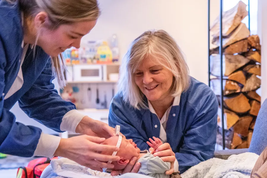 Helsepersonell som måler hodeomkrinsen på en baby