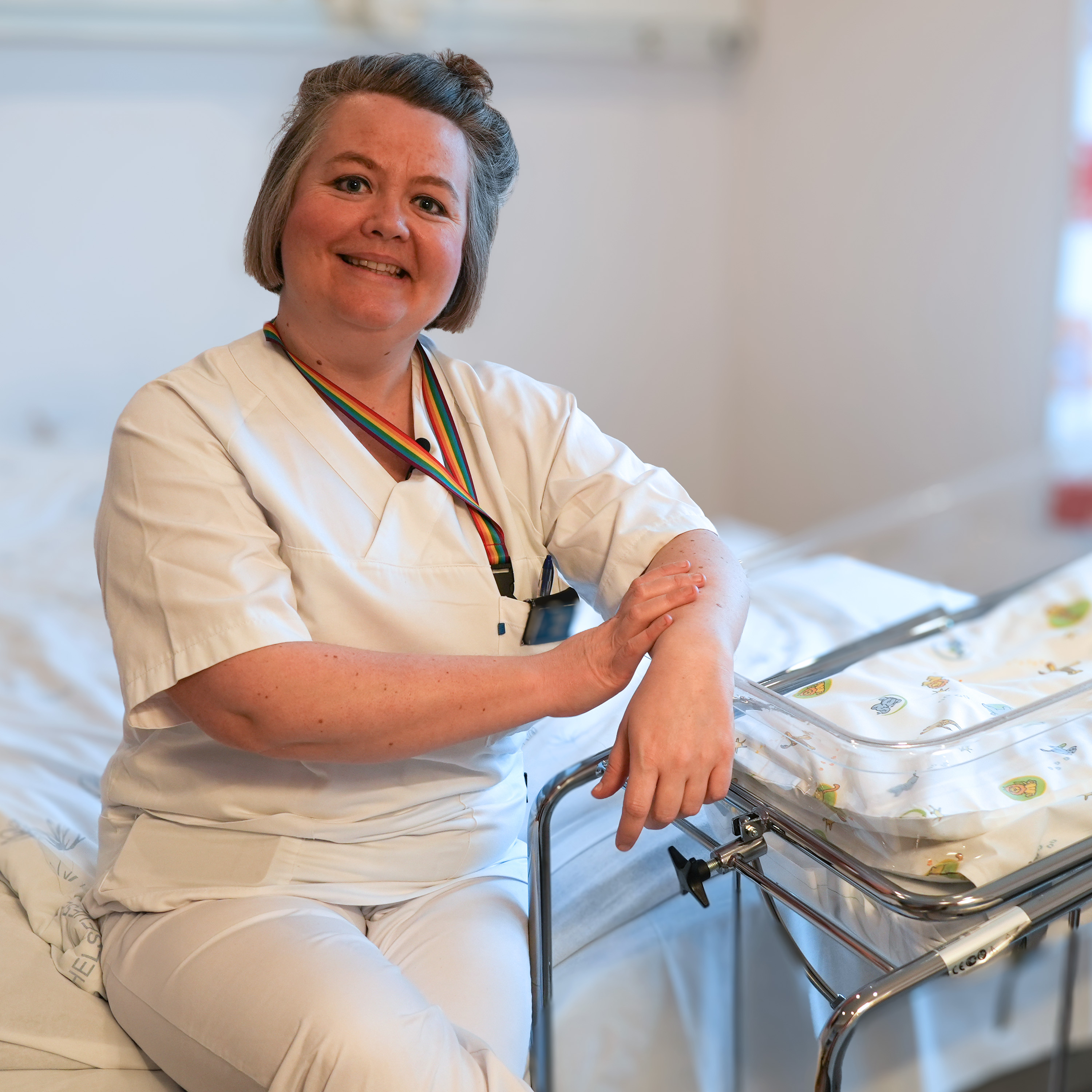 En person som sitter på en stol