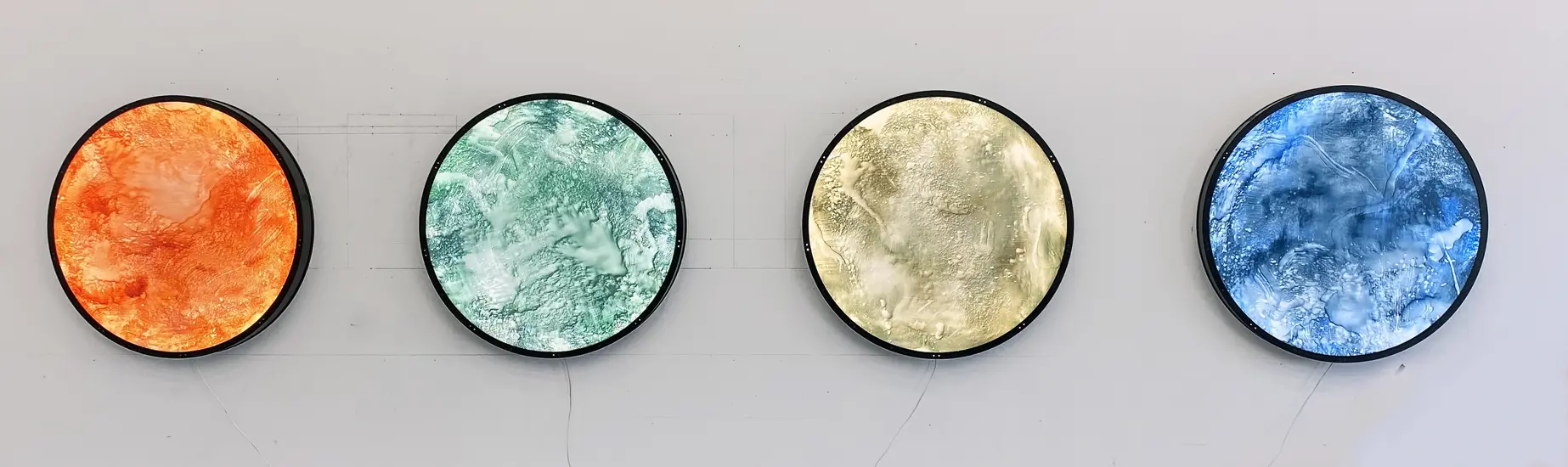 Fargerike sirklar av lyssett glas