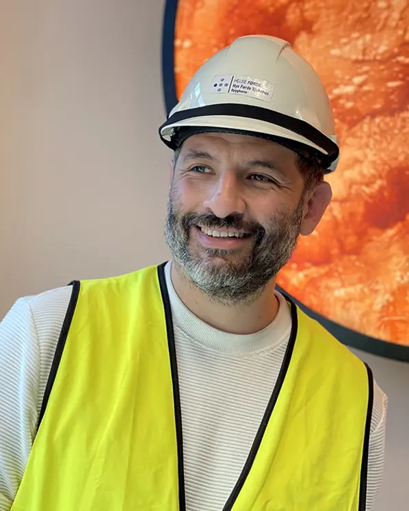 Kunstnaren i verneutstyr