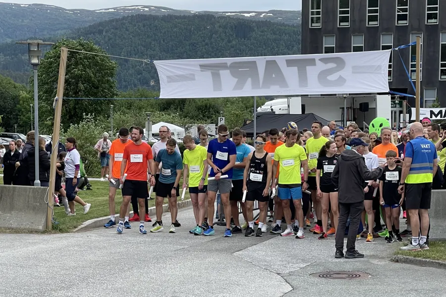 En gruppe mennesker som poserer for et bilde