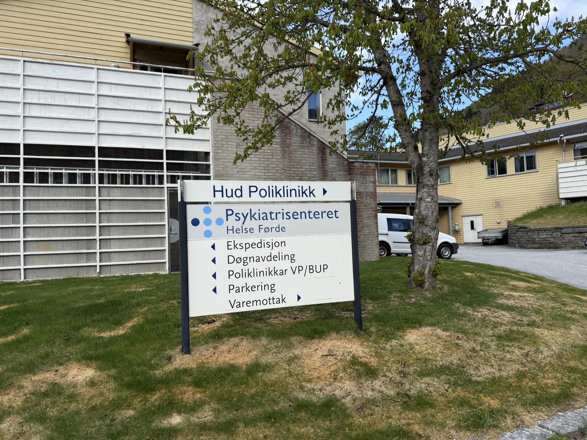 Skiltet framfor Indre Sogn psykiatrisenter