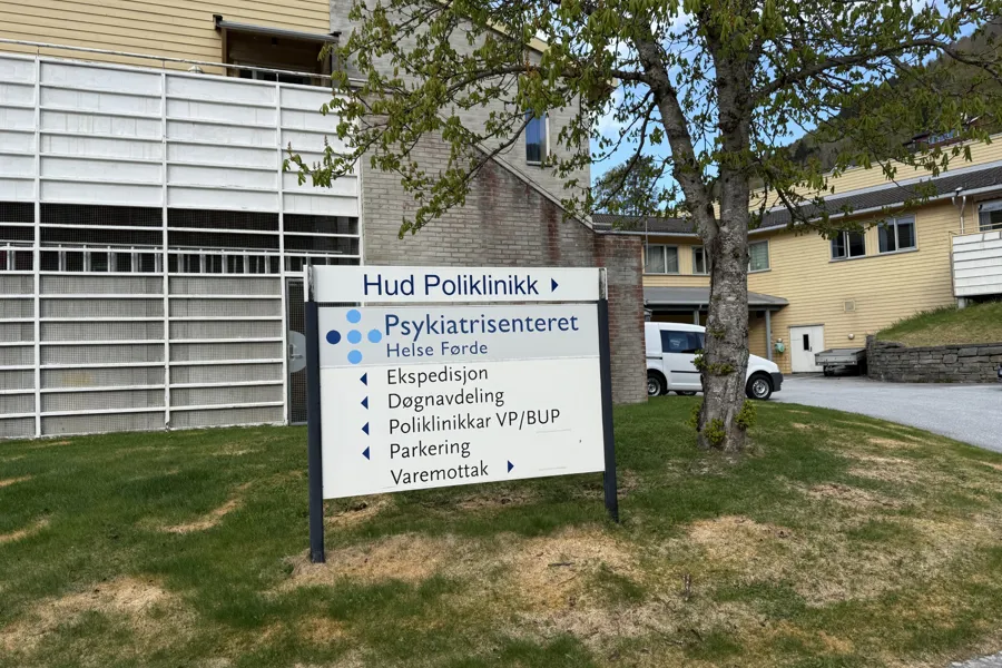 Skiltet framfor Indre Sogn psykiatrisenter