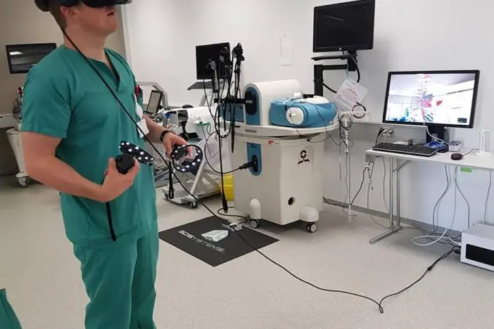 En mann som har på seg et VR-headset