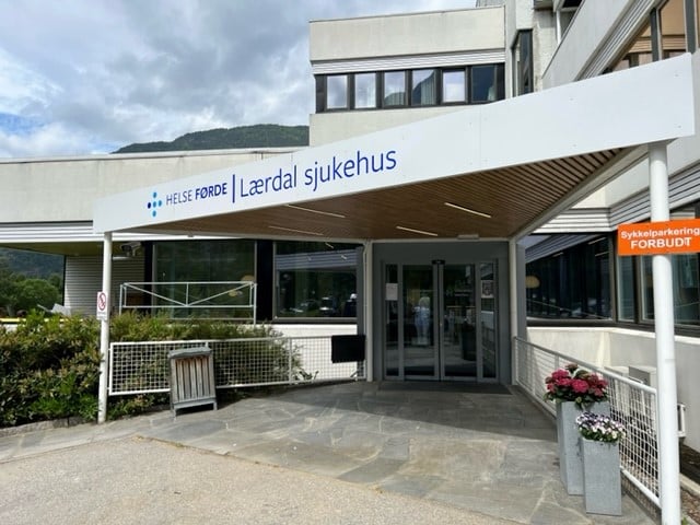 Hovudinngangen ved Lærdal sjukehus.