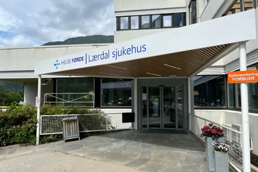 Hovudinngangen ved Lærdal sjukehus.