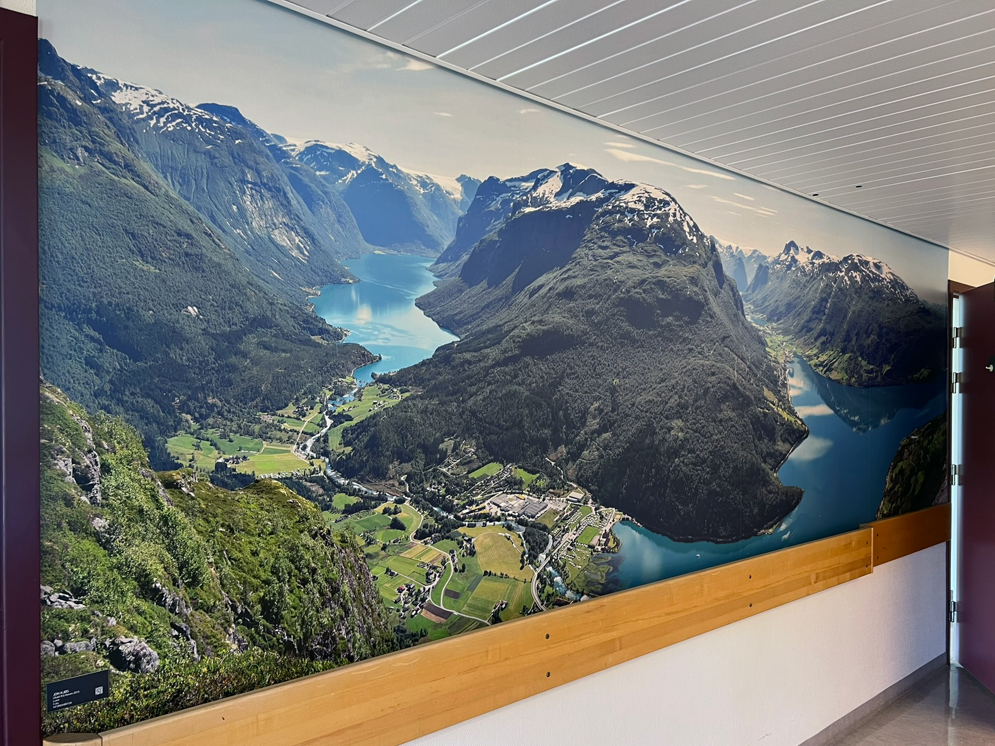Fototapet i ein sjukehuskorridor som viser panoramautsikt frå ein fjelltopp i Nordfjord