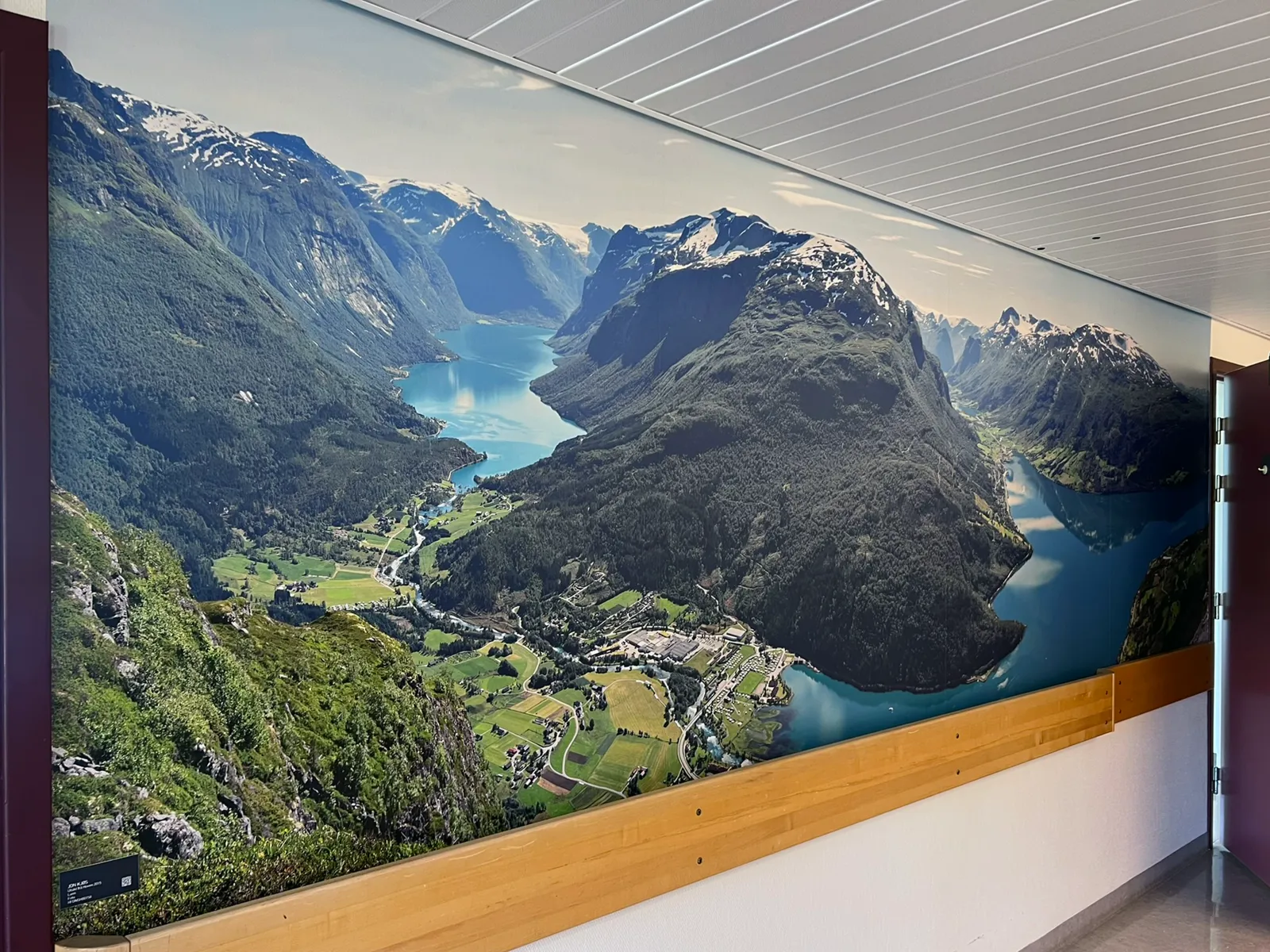 Fototapet i ein sjukehuskorridor som viser panoramautsikt frå ein fjelltopp i Nordfjord