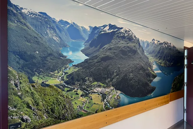 Fototapet i ein sjukehuskorridor som viser panoramautsikt frå ein fjelltopp i Nordfjord