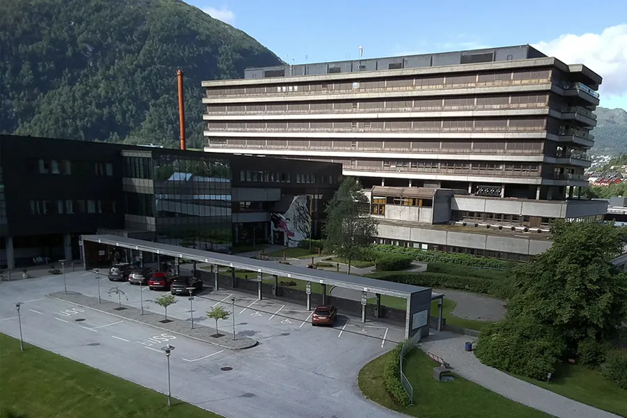 En stor bygning med parkeringsplass