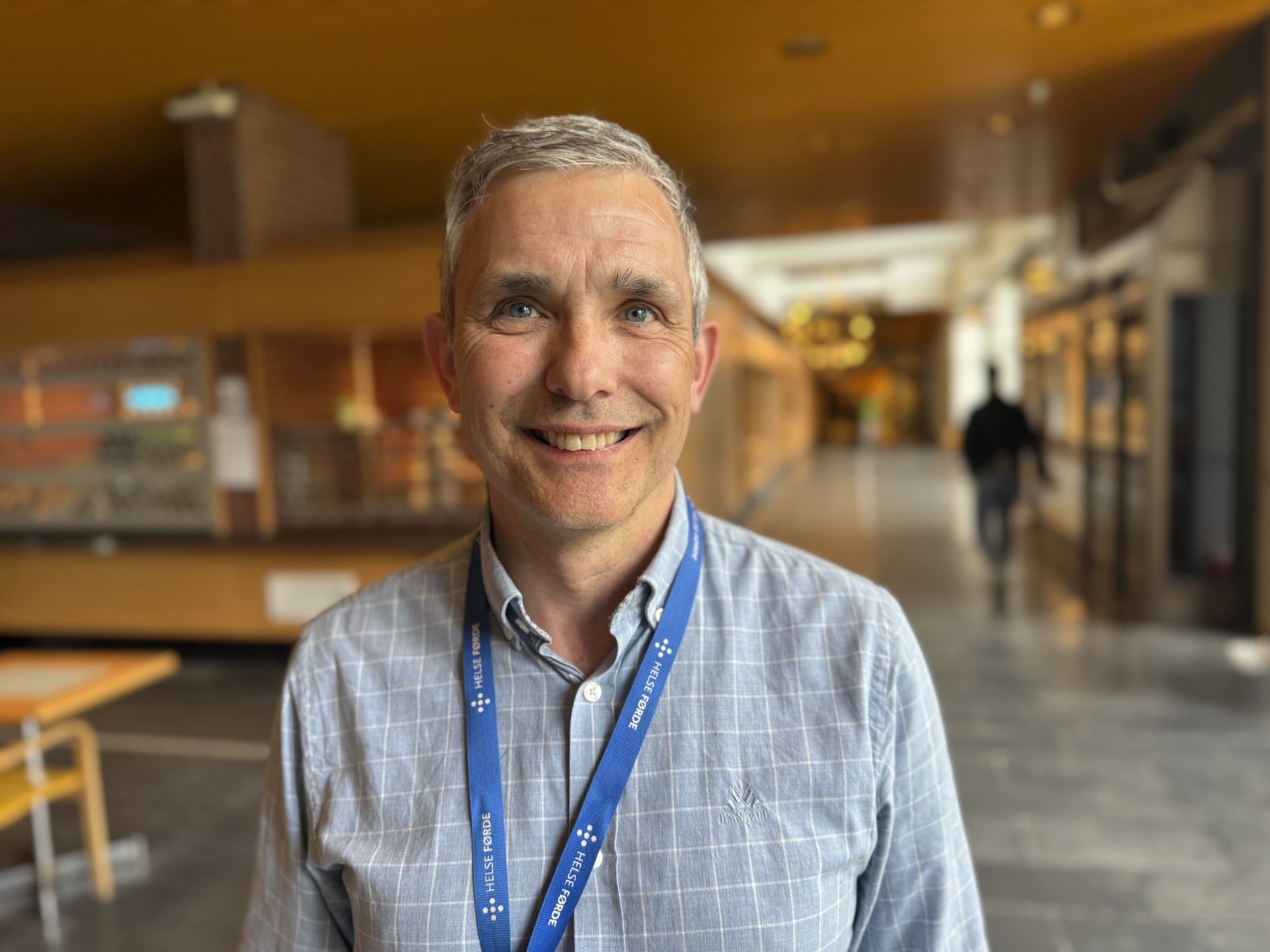 Per Arne Flølo i lobbyen på Førde sentralsjukehus