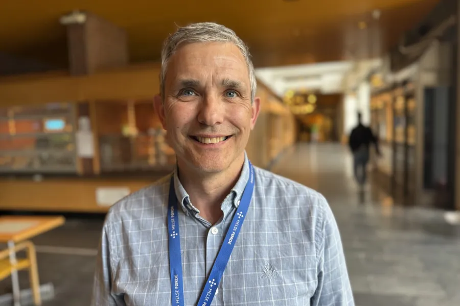 Per Arne Flølo i lobbyen på Førde sentralsjukehus