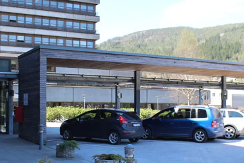 To bilar som er parkert på korttidsparkeringa framfor hovudinngangen til Førde sentralsjukehus