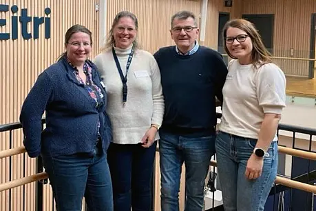 Ei gruppe menneske som poserer på eit bilde