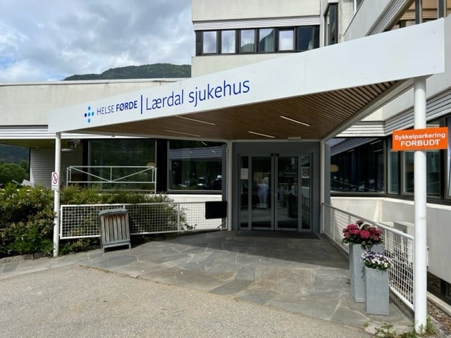 Ein bygning med eit skilt framfor
