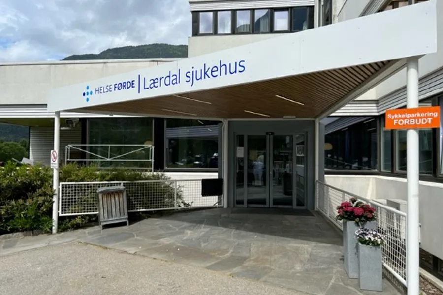 Ein bygning med eit skilt framfor