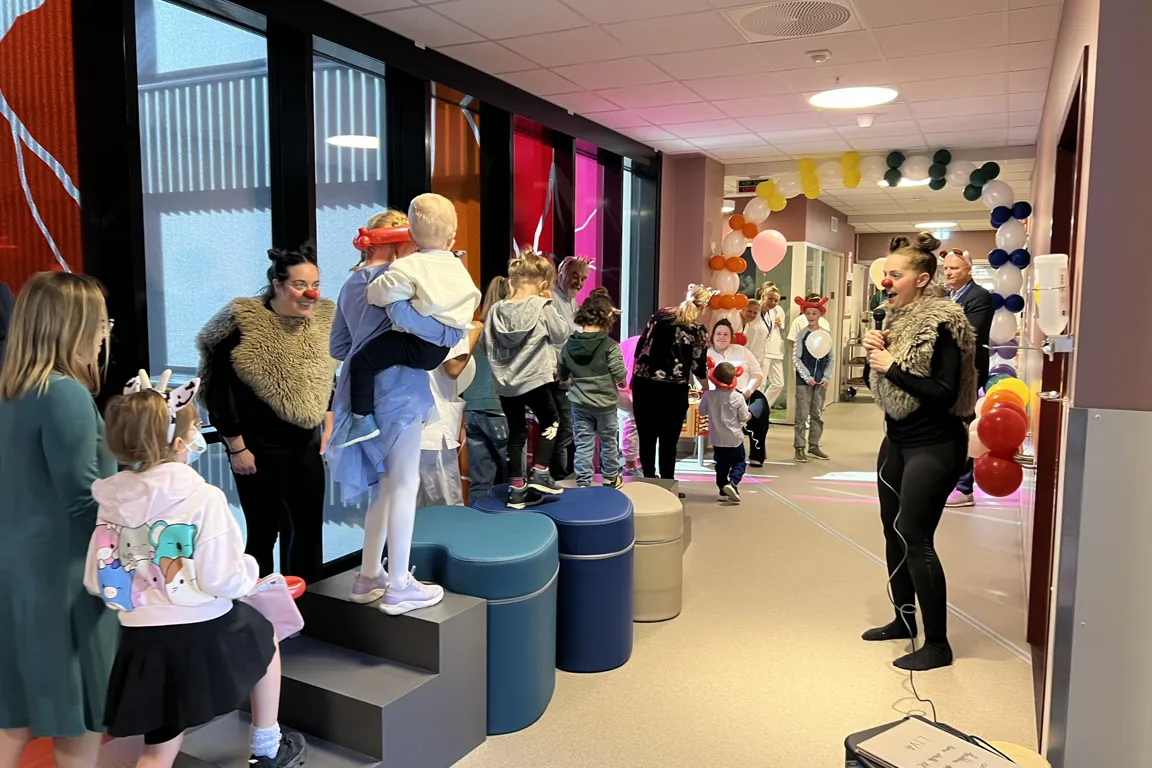 Barneførestilling i sjukehuskorridor