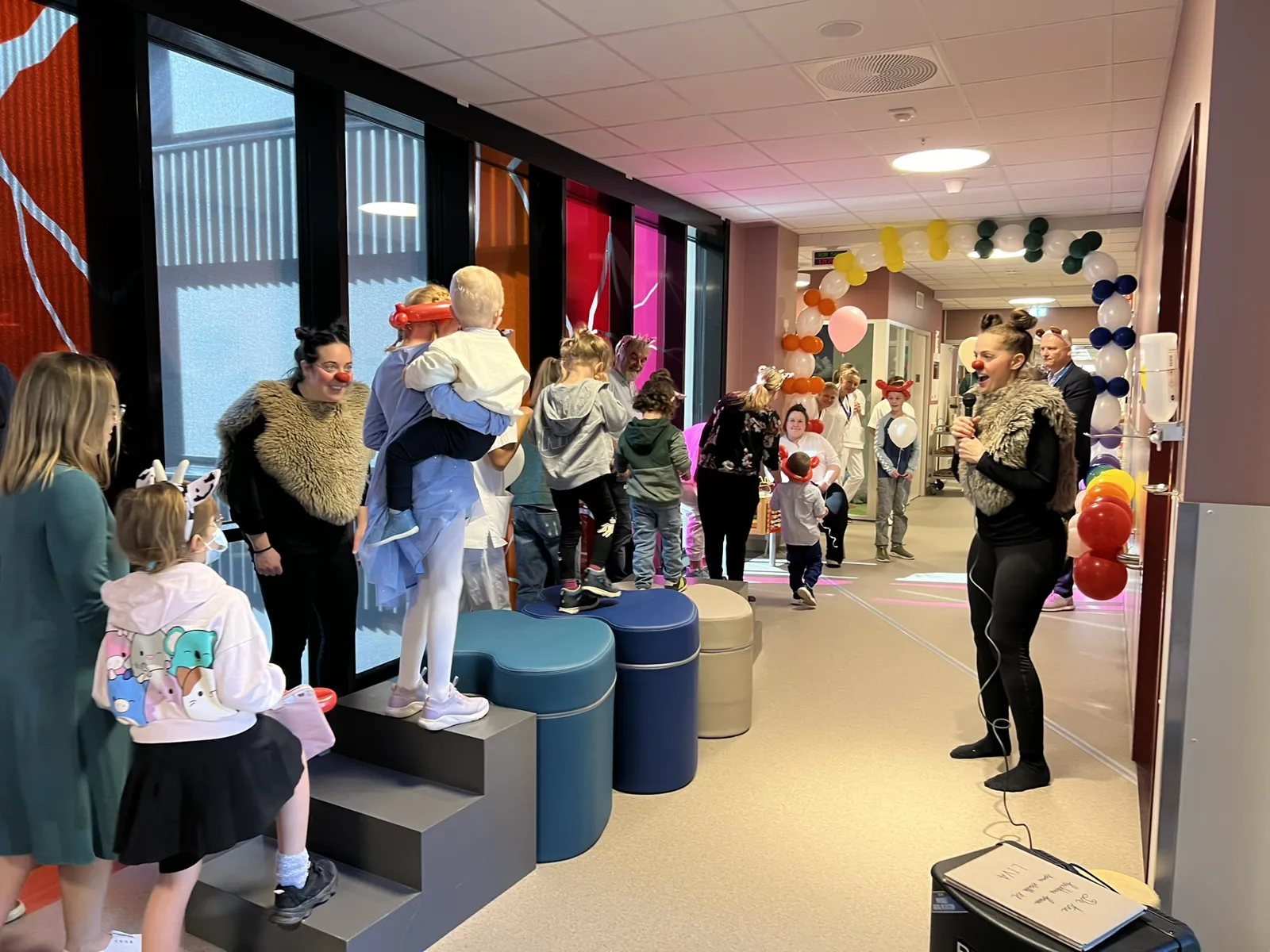 Barneførestilling i sjukehuskorridor