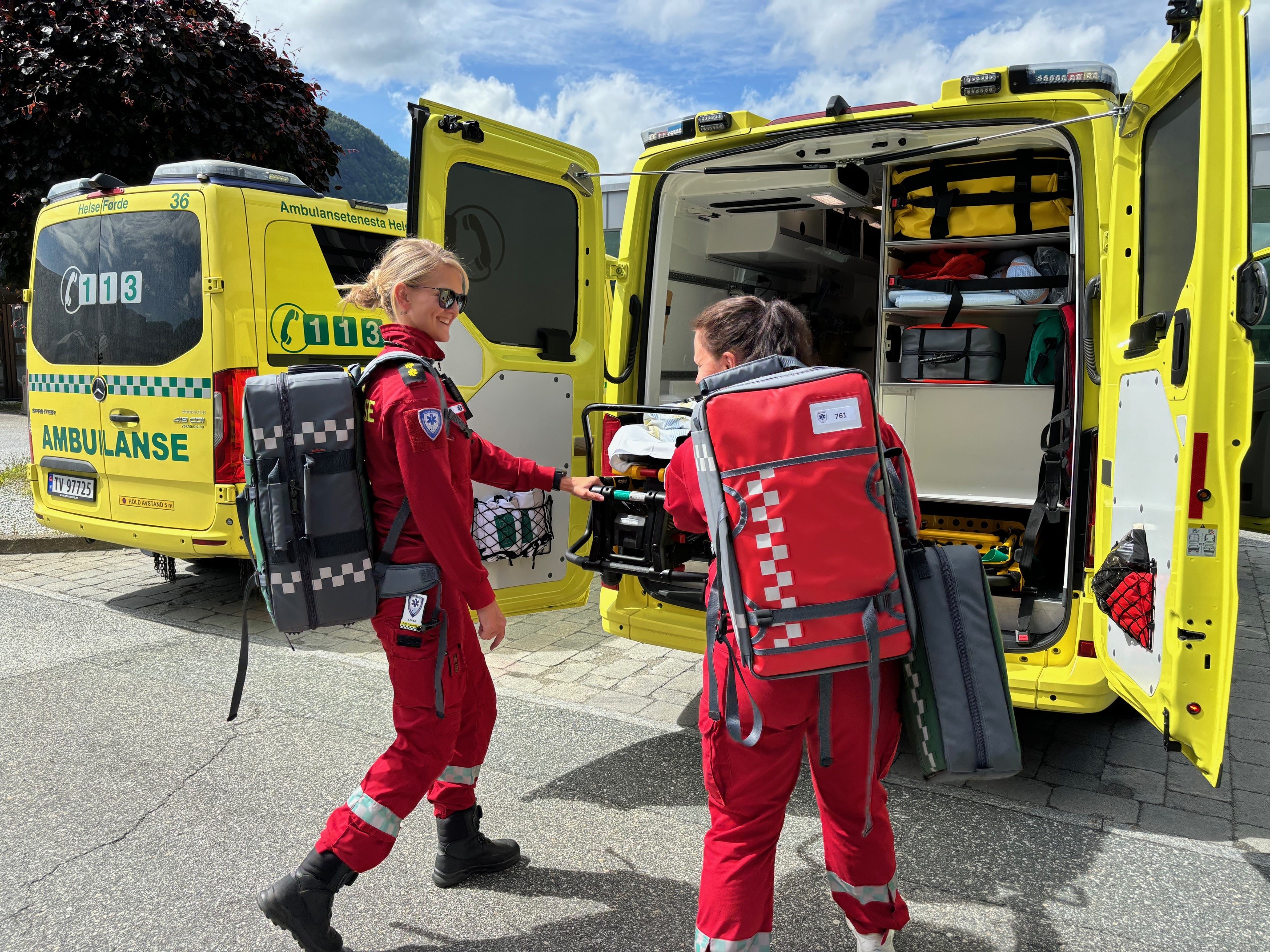 Ambulansearbeidarar tek ut utstyr frå ein ambulansebil