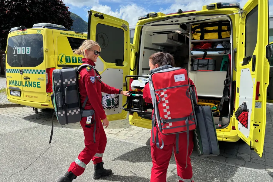 Ambulansearbeidarar tek ut utstyr frå ein ambulansebil
