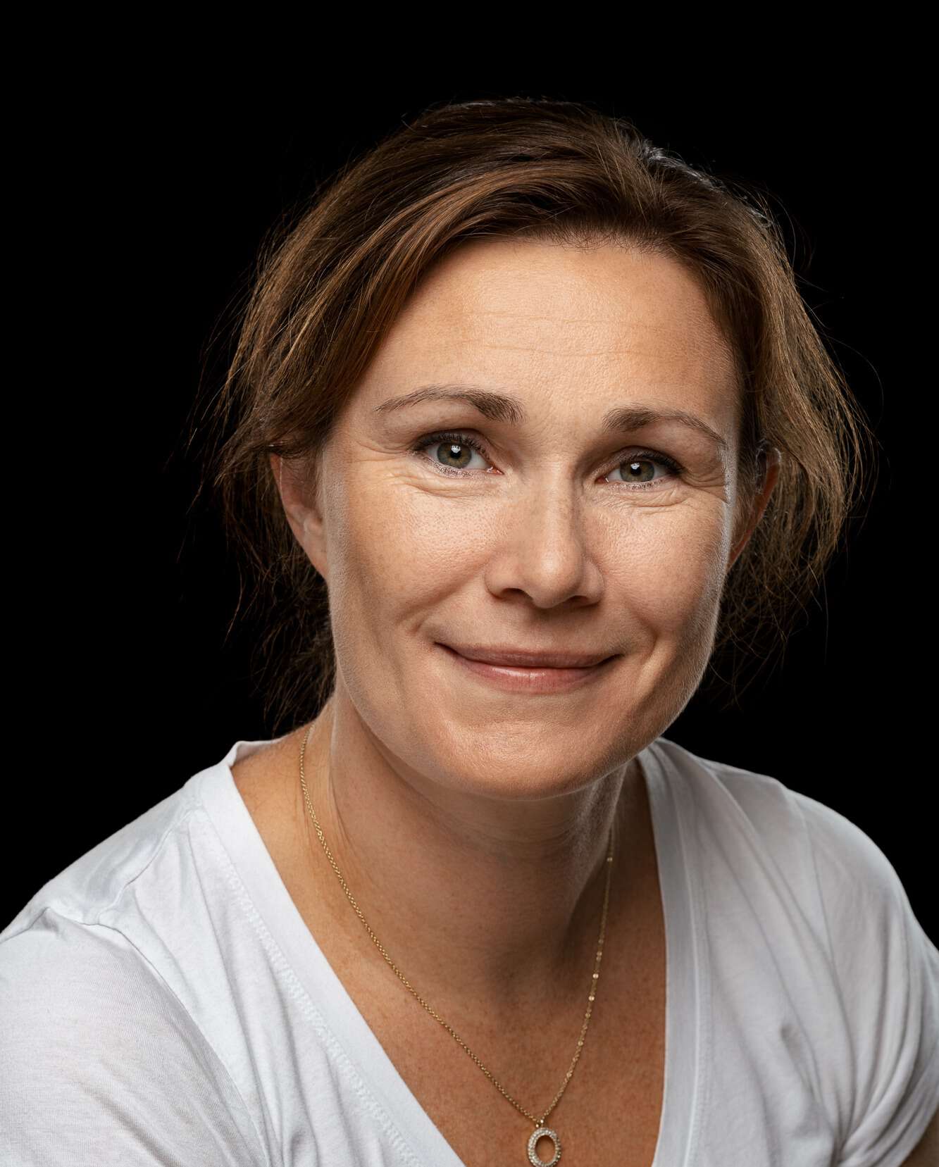 Portrettbilde av ei kvinne med kvit skjorte