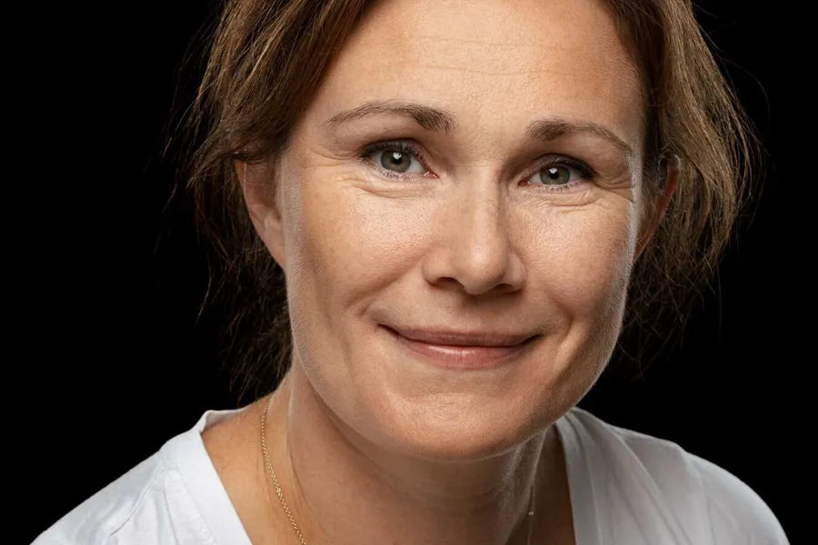 Portrettbilde av ei kvinne med kvit skjorte