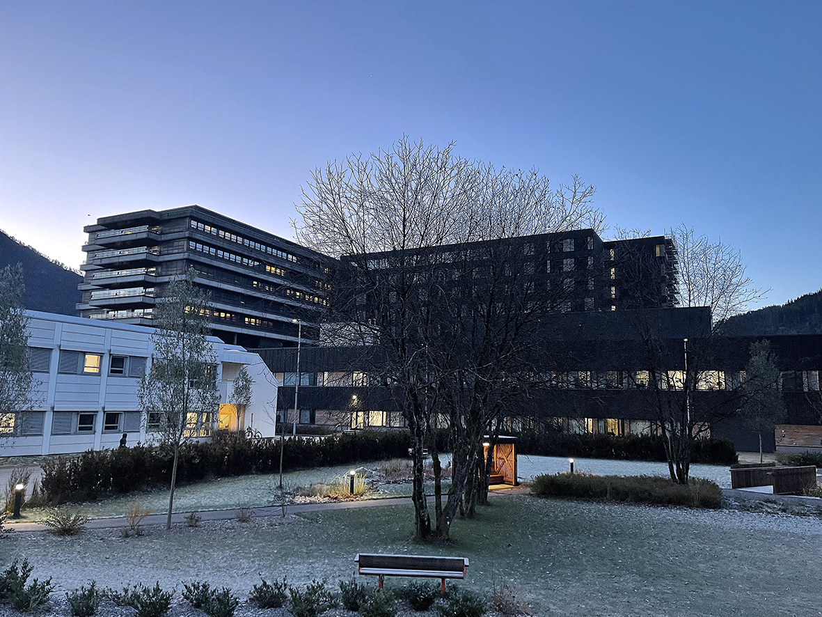 Førde sentralsjukehus med sjukehusparken framfor. Frost på bakken