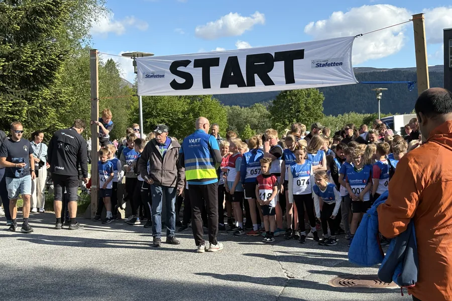 En rekke barn klare ved startstreken på Helse Førde-stafetten