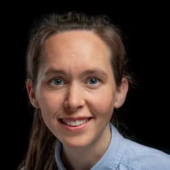 Et nærbilde av en kvinne som smiler