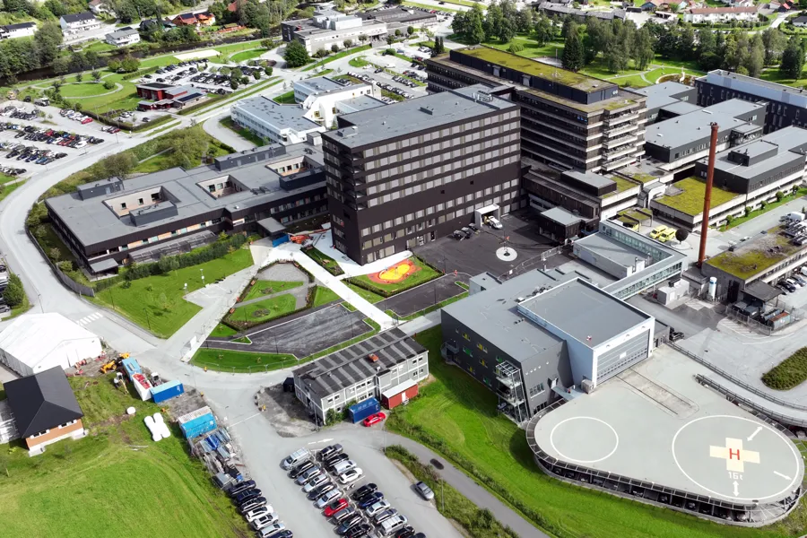 Dronefoto av Førde sentralsjukehus