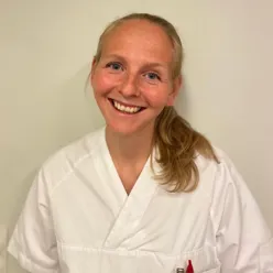 En jente som smiler til kameraet