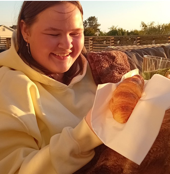 Ein person som held ei pølse