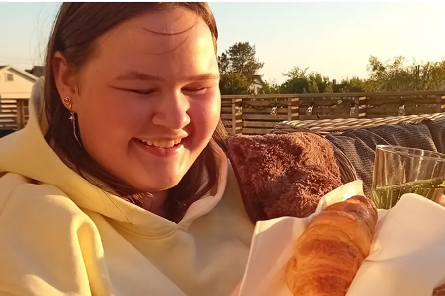 Ein person som held ei pølse