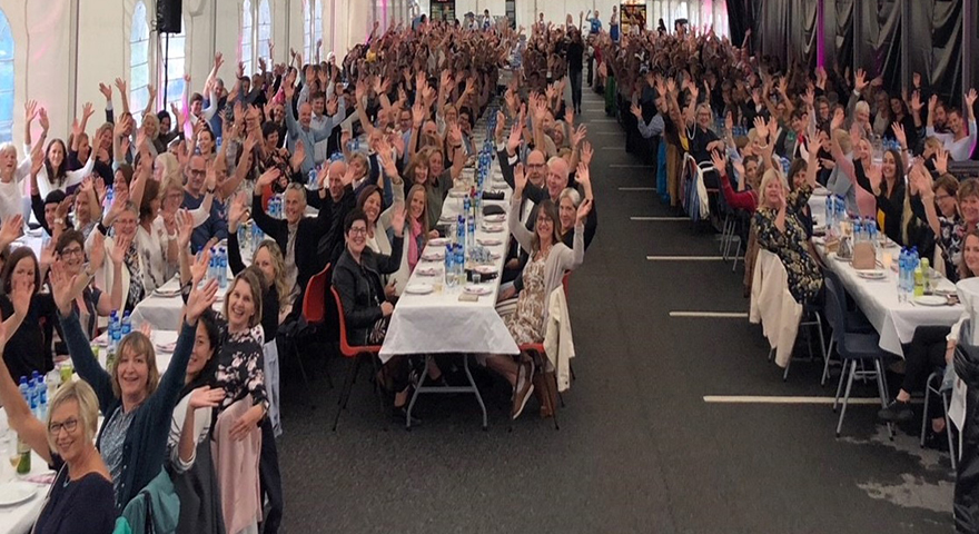 En stor gruppe mennesker samla til fest