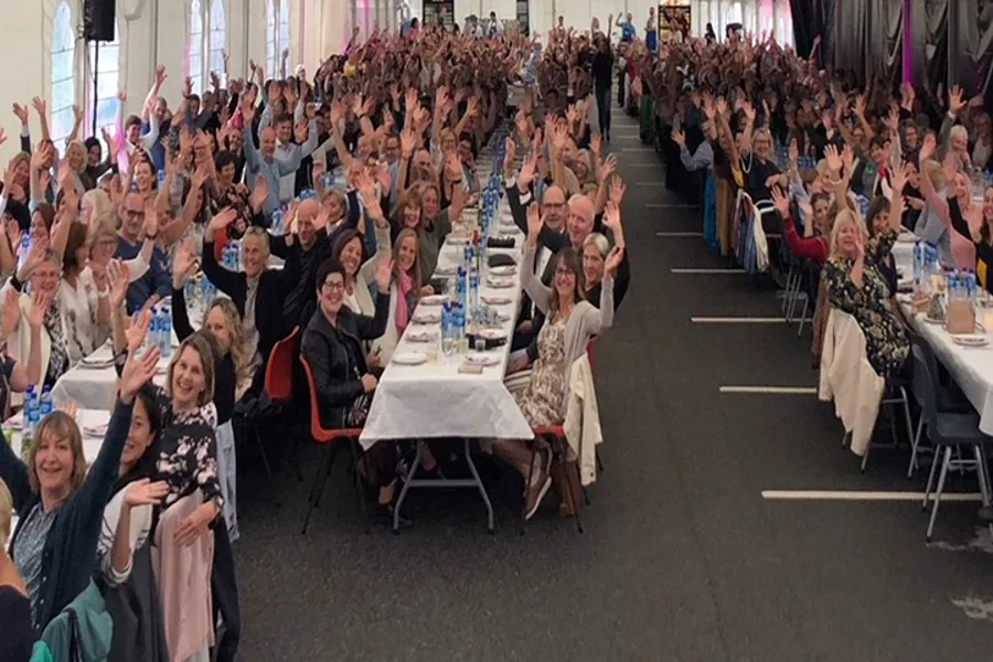 En stor gruppe mennesker samla til fest