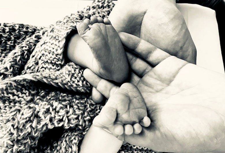 eit nærbilde av føtene til ein baby