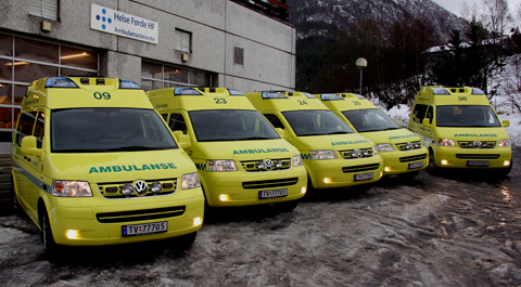 Eit bilde av ambulansebilar oppstilt i ei rekke
