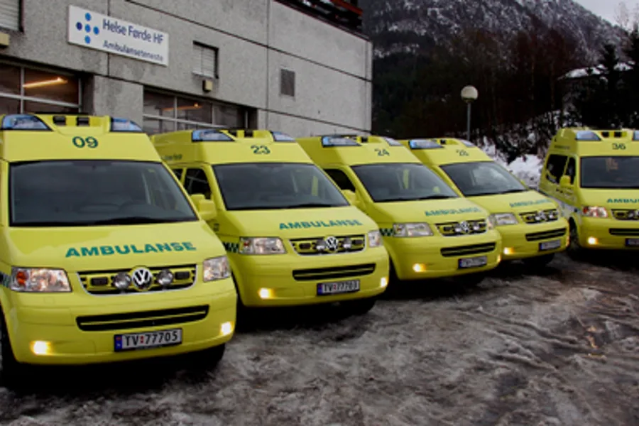 Eit bilde av ambulansebilar oppstilt i ei rekke
