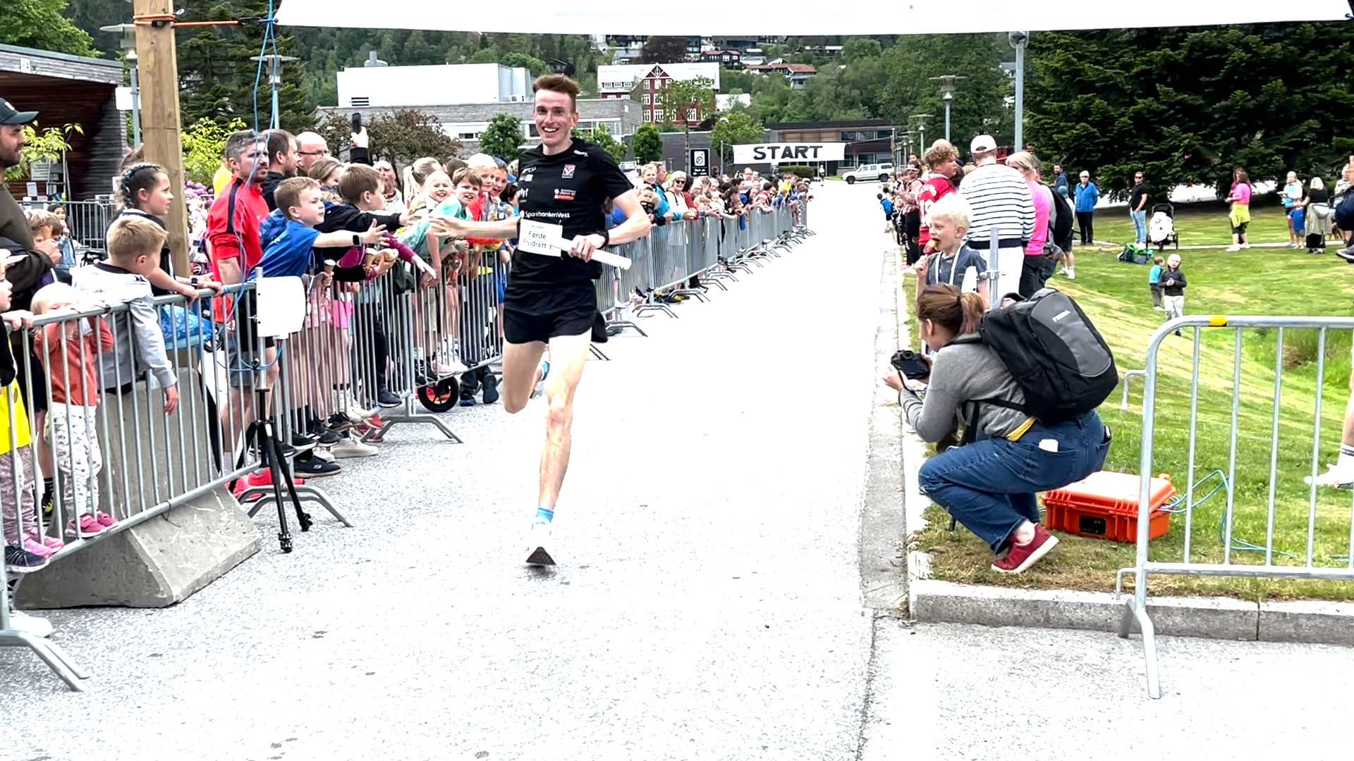 En person som løper på en gate