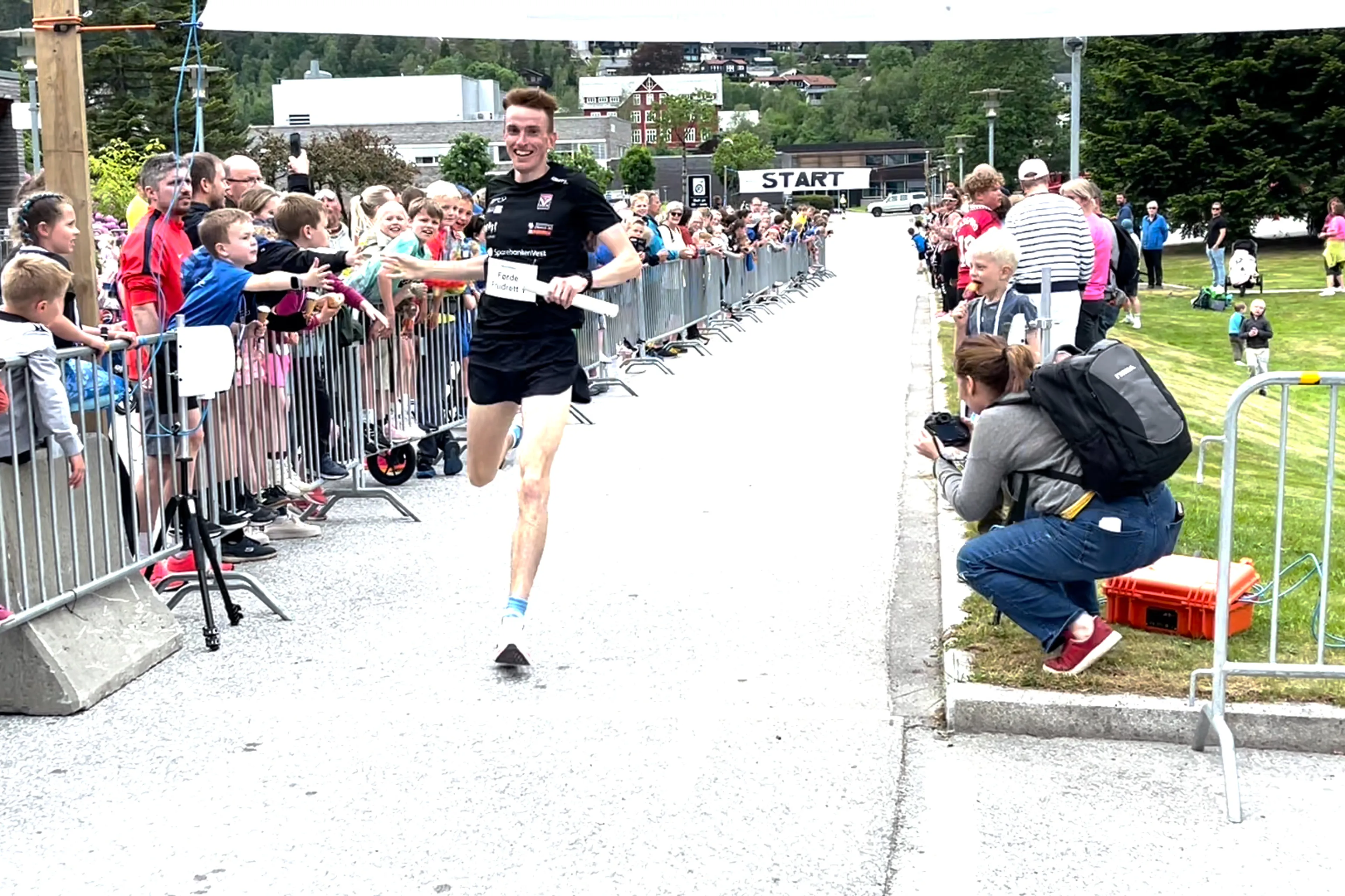 En person som løper på en gate